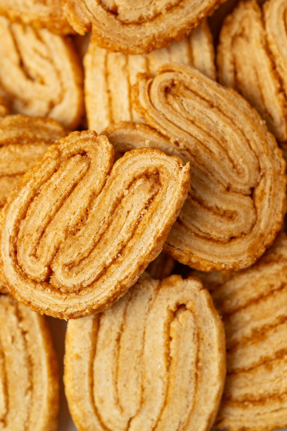 Palmeritas de hojaldre sin gluten, sin lactosa y sin azúcar con capas doradas y crujientes listas para compartir.
