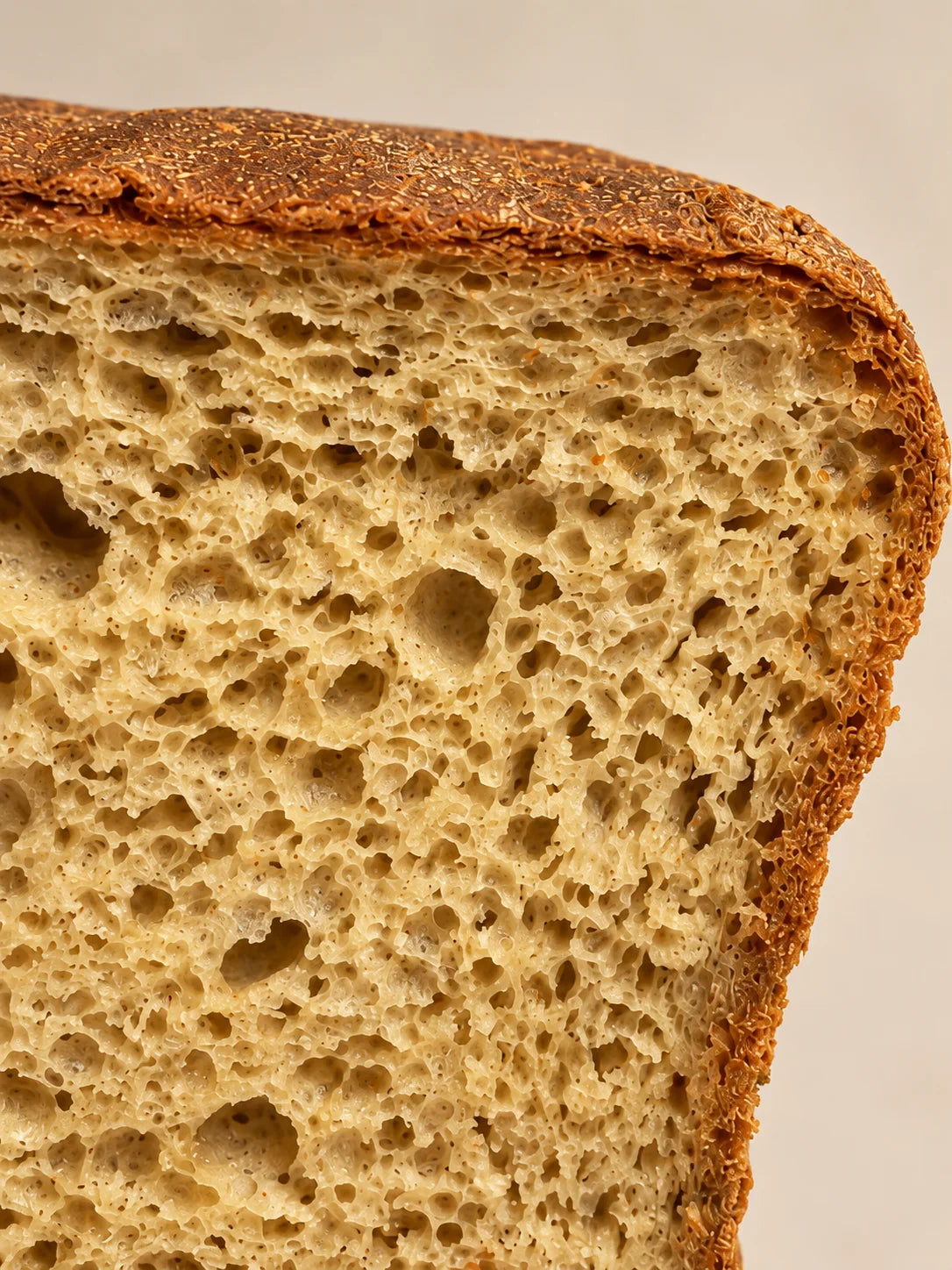 Detalle de la miga del pan de molde sin gluten, sin lactosa y sin azúcar de NICOLINA, con textura tierna y pequeños alveolos.
