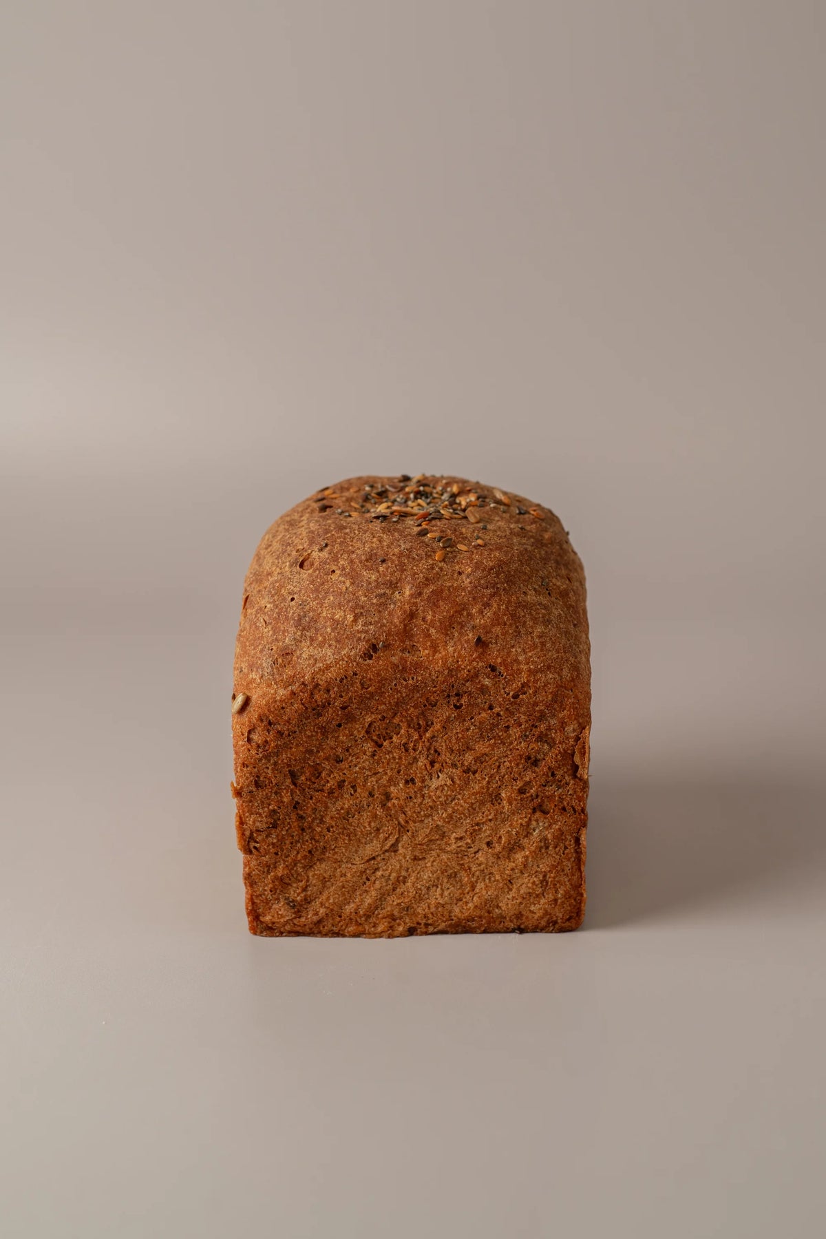 Pan de molde con semillas sin gluten y sin lactosa con corteza dorada y elaboración artesanal.
