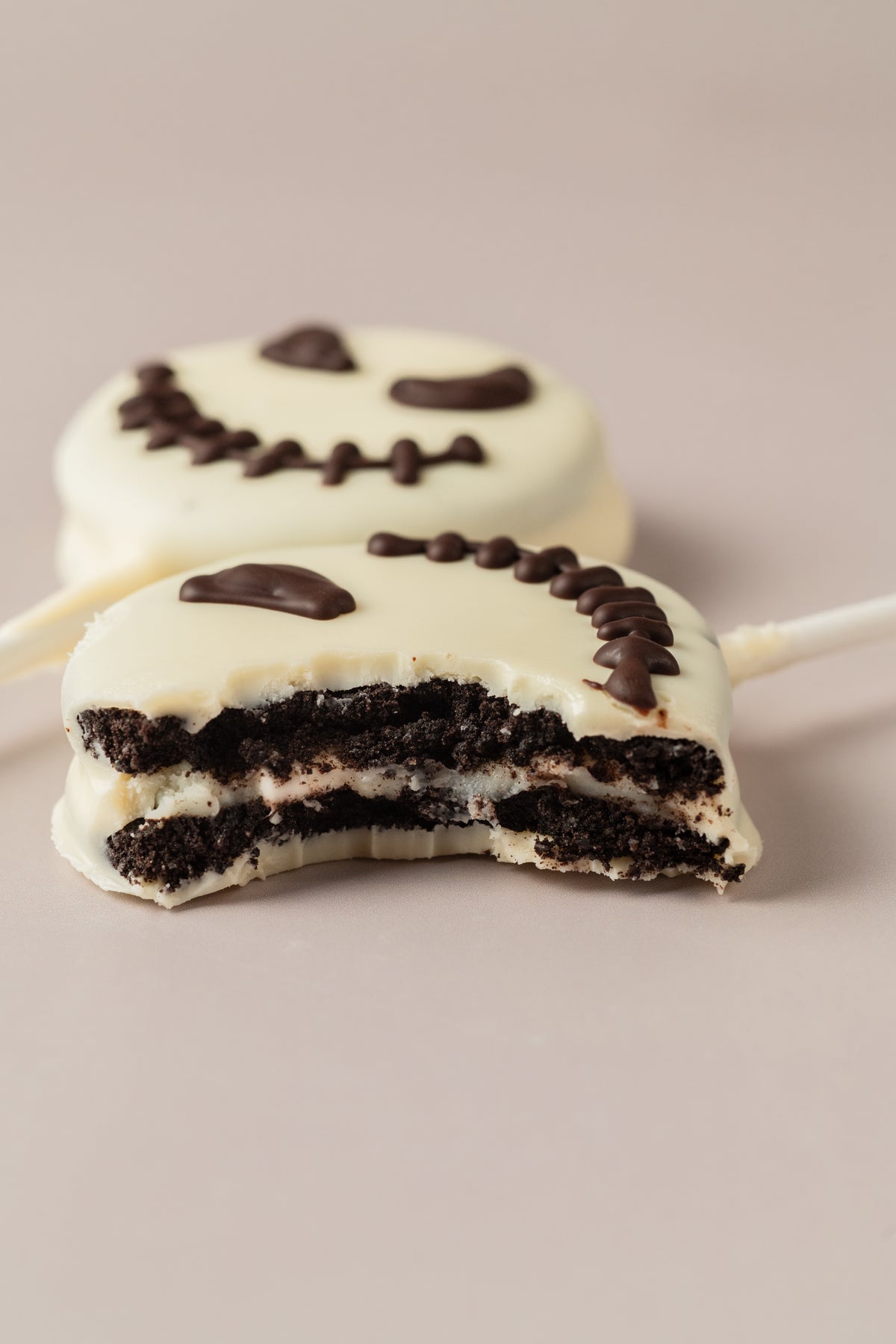 Piruleta Jack mordida, con galleta de cacao y relleno de crema en su interior, de NICOLINA Madrid.