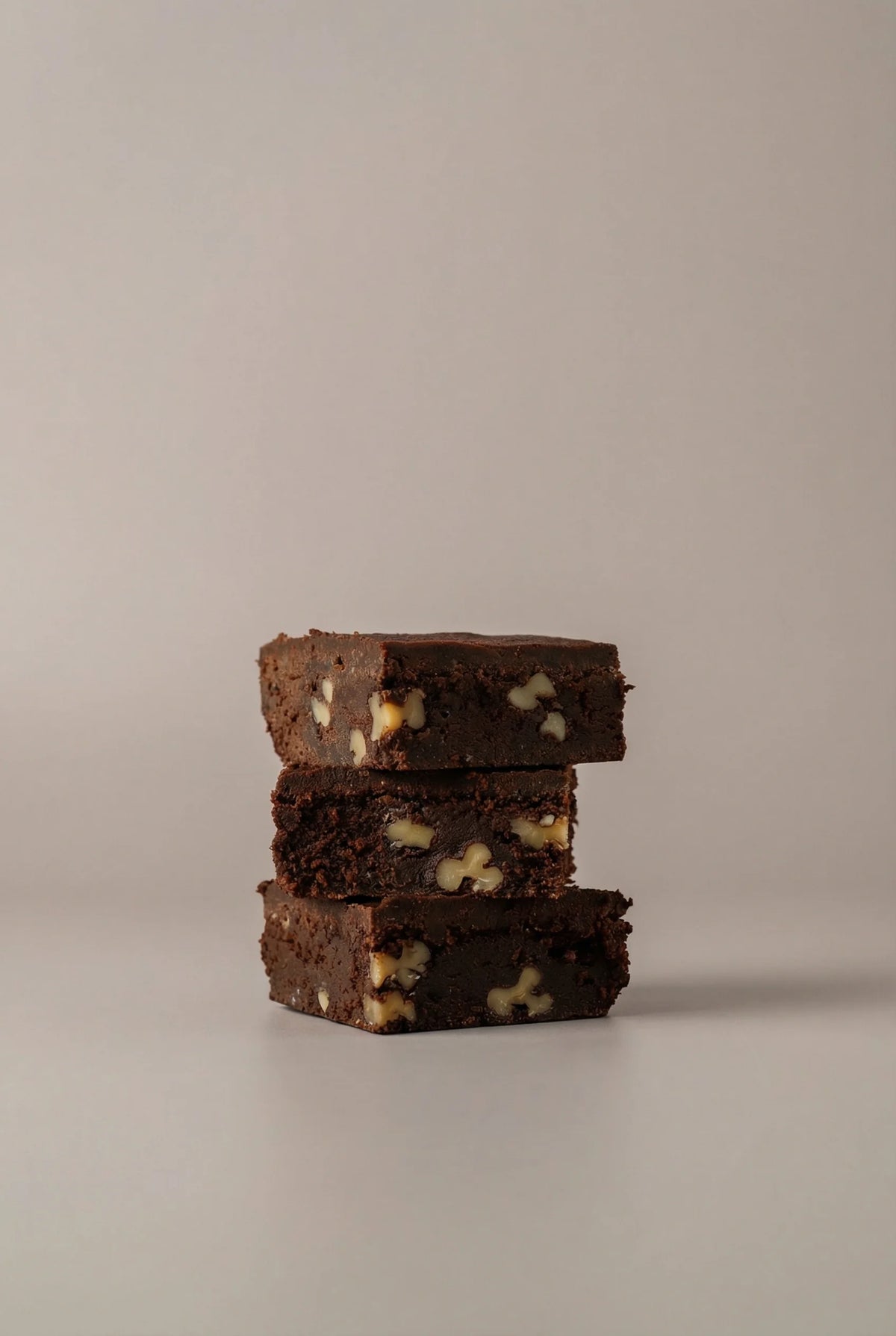 Porciones de brownie con nueces sin gluten, sin azúcar y sin lactosa con interior húmedo y chocolate intenso.
