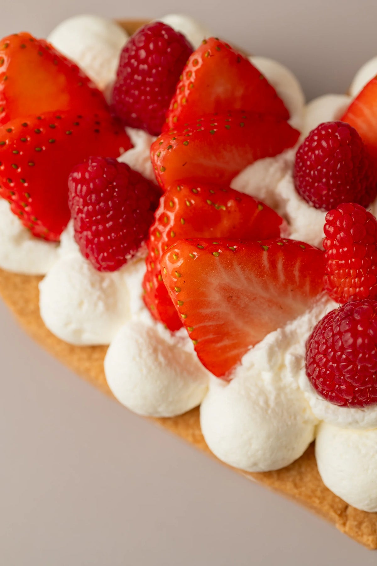 Primer plano de tarta corazón de fresas y frambuesas sin gluten, sin azúcar y sin lactosa de NICOLINA Madrid.
