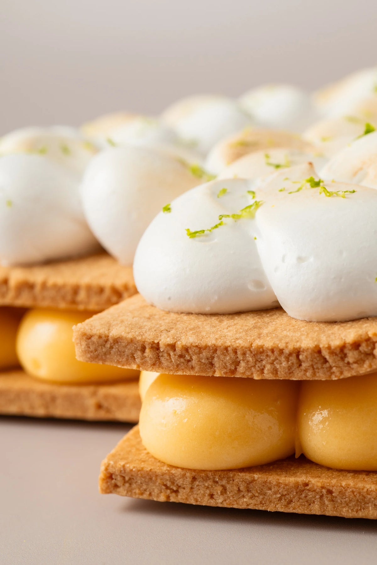 Detalle de tarta número personalizada sin gluten, sin azúcar y sin lactosa con crema de limón y merengue suave.

