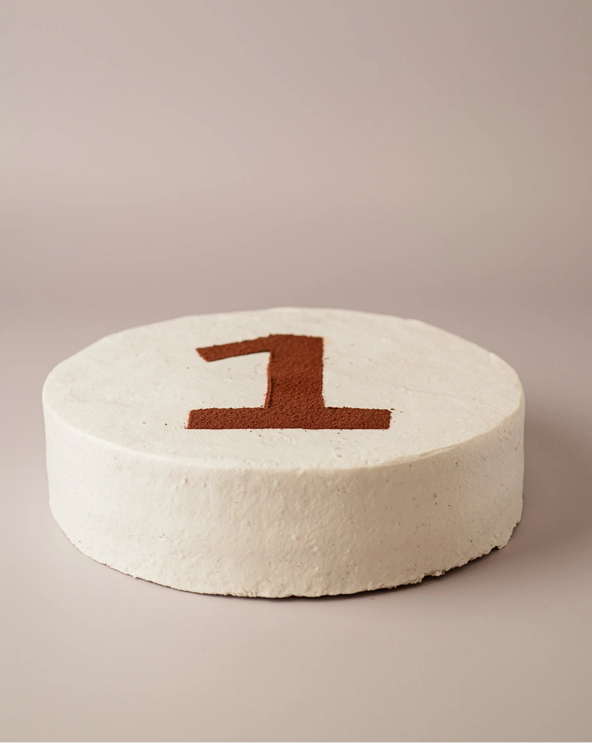 Tarta de bebé sin gluten y sin azúcar con cobertura suave y decoración minimalista.