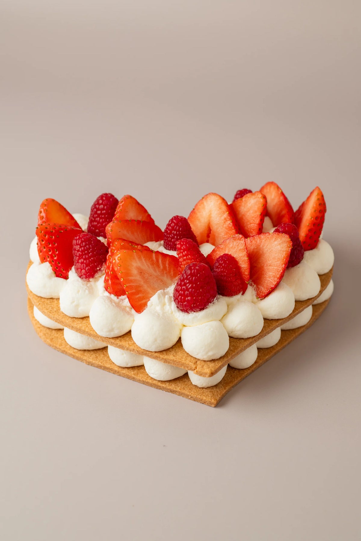 Tarta corazón de fresa sin gluten, sin azúcar y sin lactosa con crema ligera, fresas y frambuesas frescas de NICOLINA.
