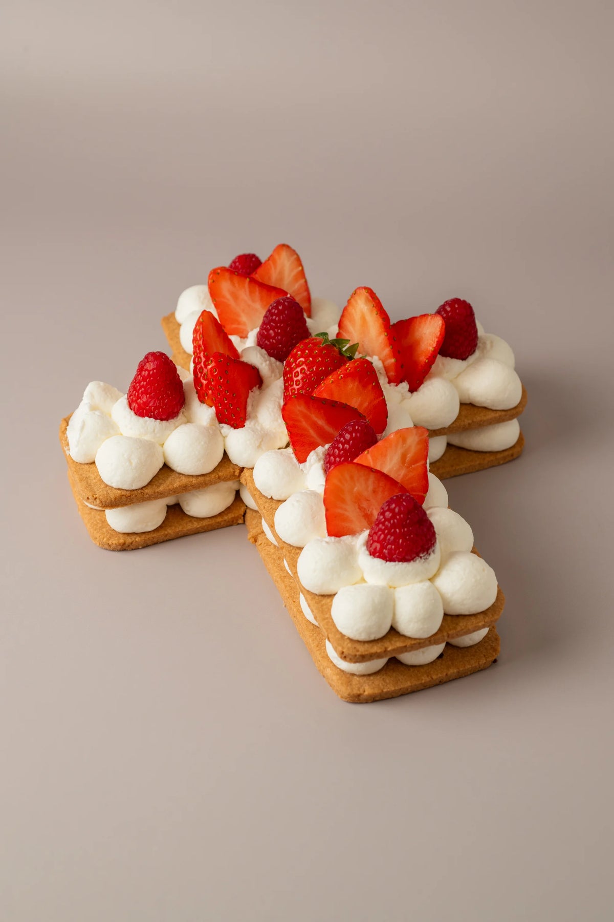 Tarta de cruz sin gluten, sin azúcar y sin lactosa con crema ligera, fresas y frambuesas artesanales de NICOLINA.