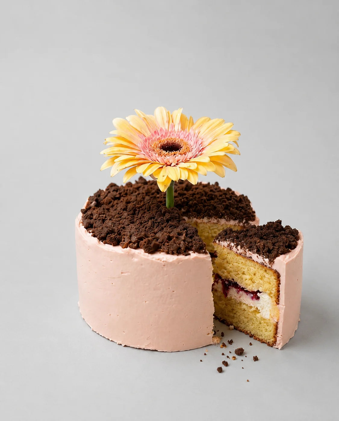 Tarta Flor sin gluten con relleno cremoso de chocolate blanco y frambuesas naturales.
