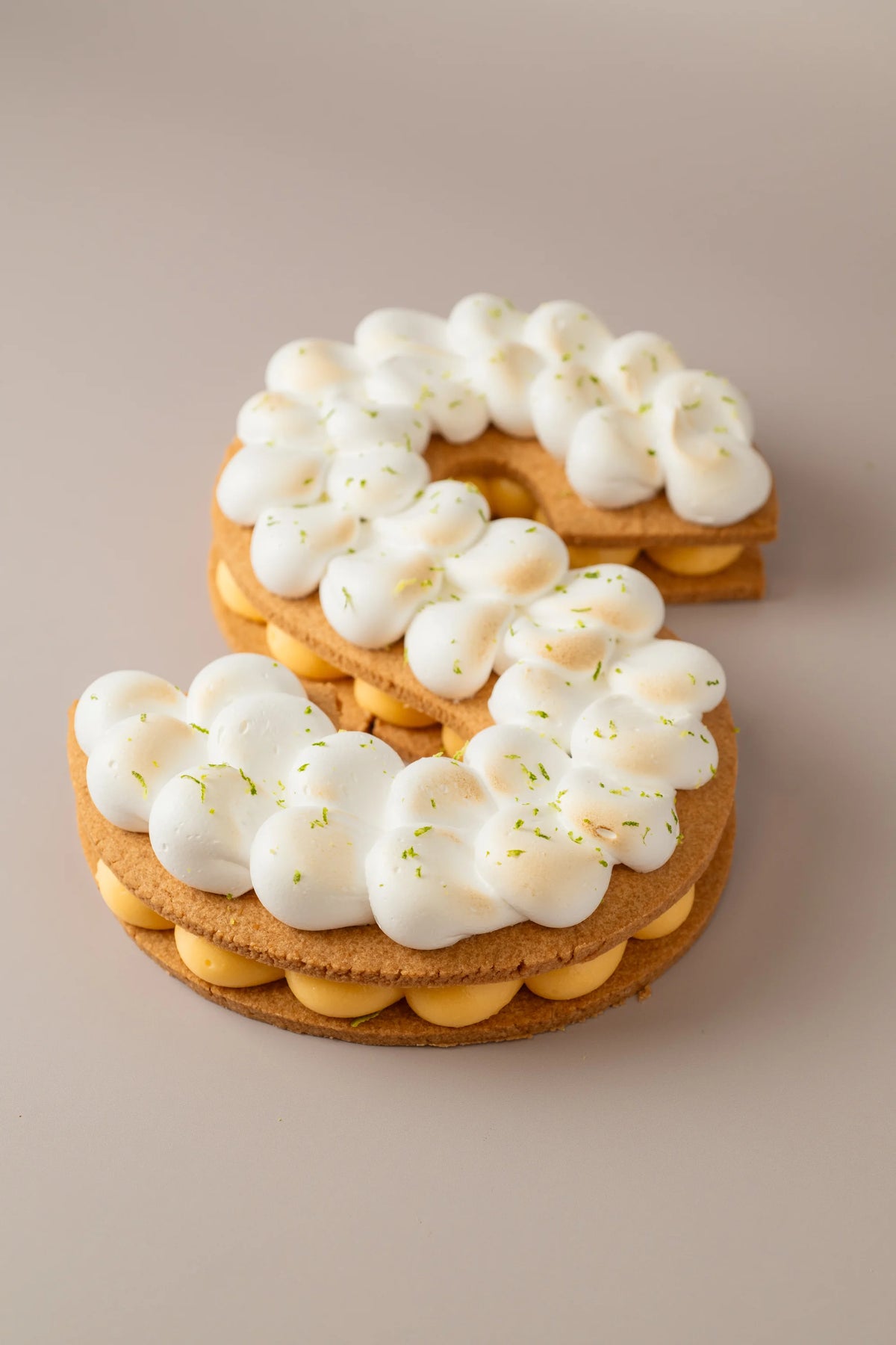 Tarta letra de limón sin gluten, sin azúcar y sin lactosa con merengue tostado y crema de limón artesanal.
