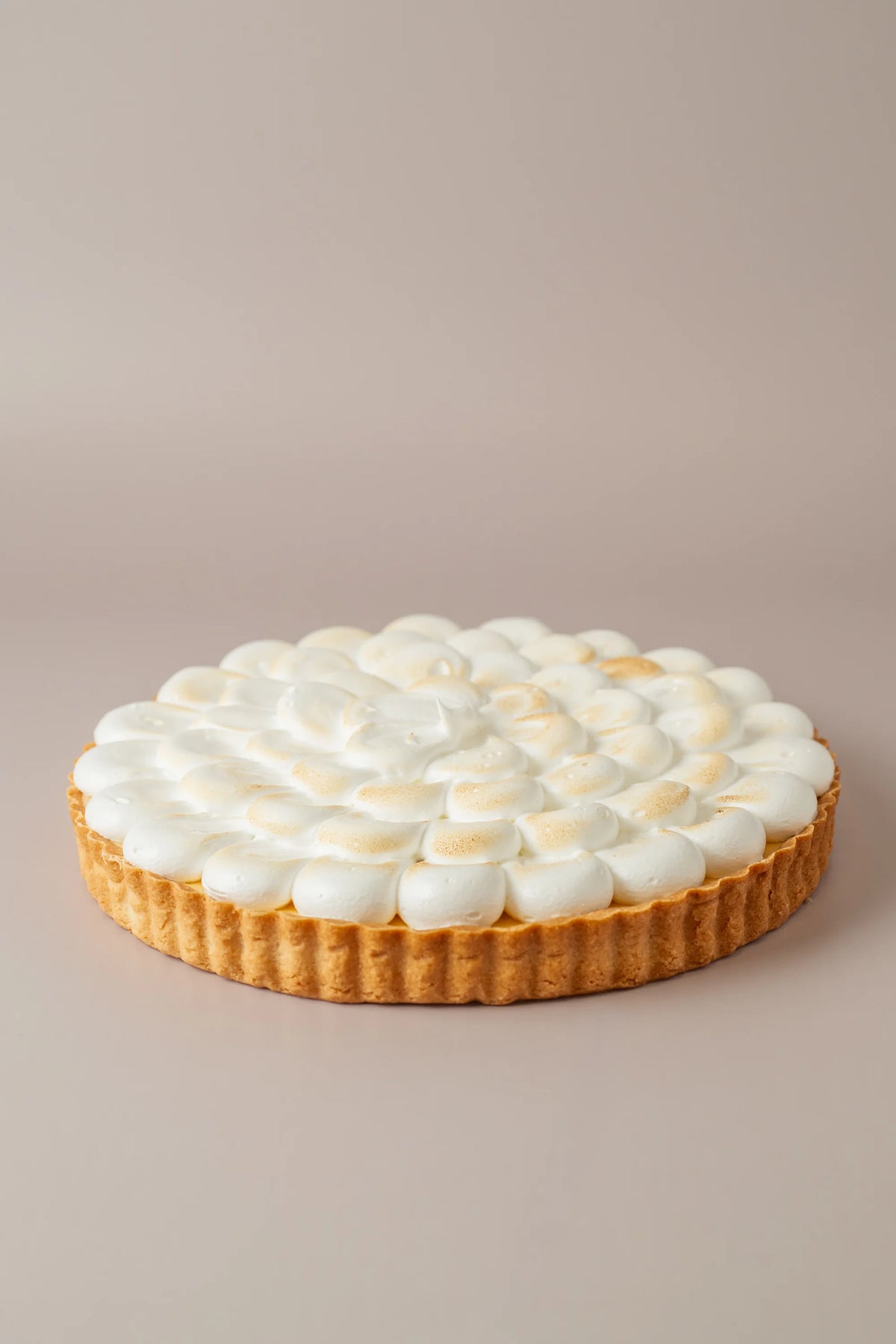 Tarta de limón sin gluten y sin lactosa de NICOLINA Madrid, con merengue tostado y acabado artesanal.
