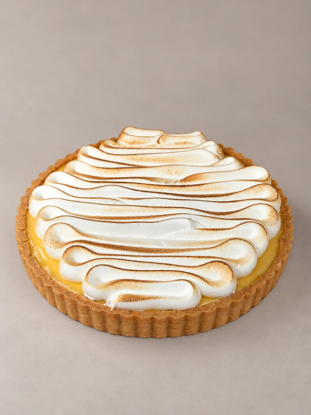 Tarta de maracuyá sin gluten y sin lactosa de NICOLINA Madrid, con merengue tostado y acabado artesanal.
