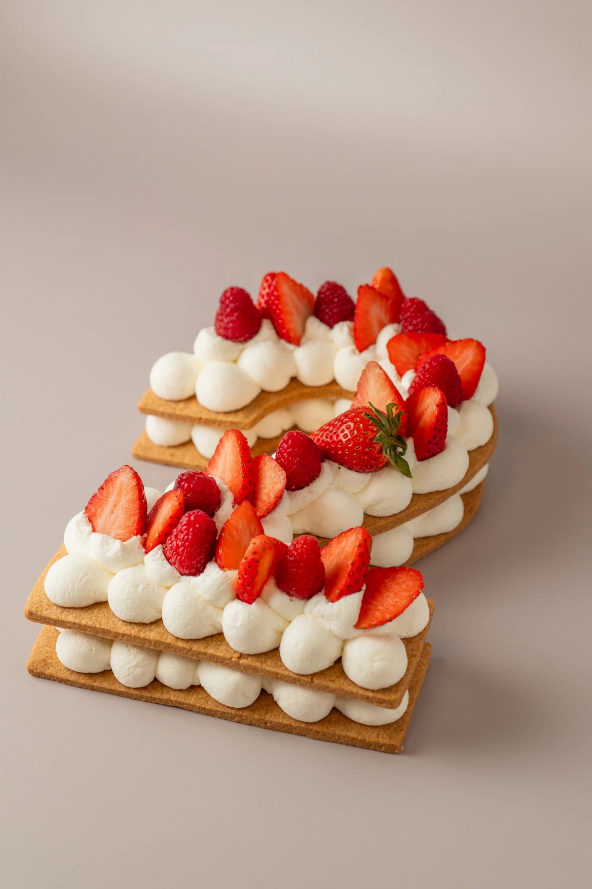 Tarta número de fresa sin gluten, sin azúcar y sin lactosa con crema suave y frutos rojos frescos.
