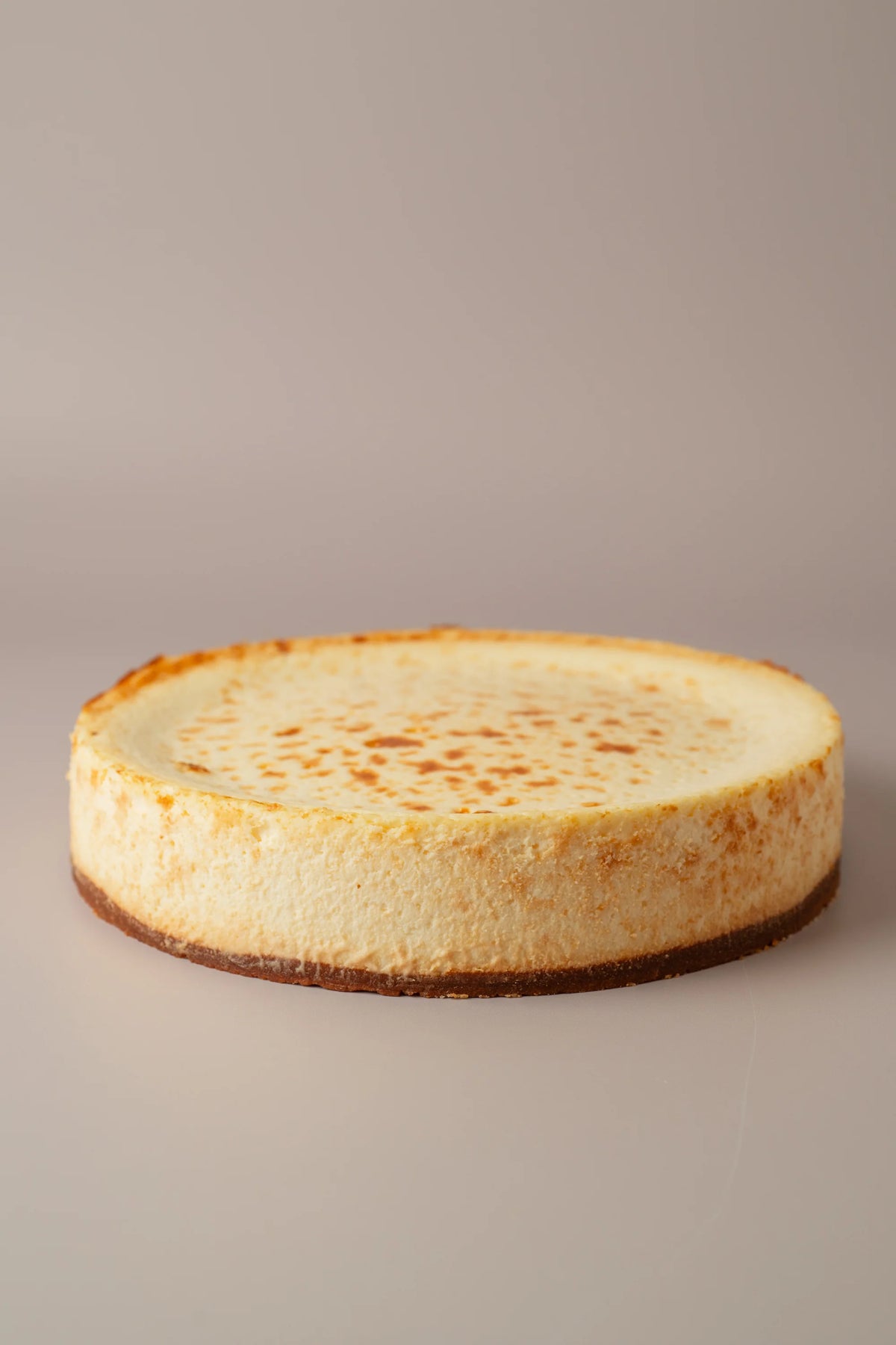 Tarta de queso artesanal sin gluten y sin lactosa de NICOLINA Madrid, con textura cremosa y acabado dorado al horno.
