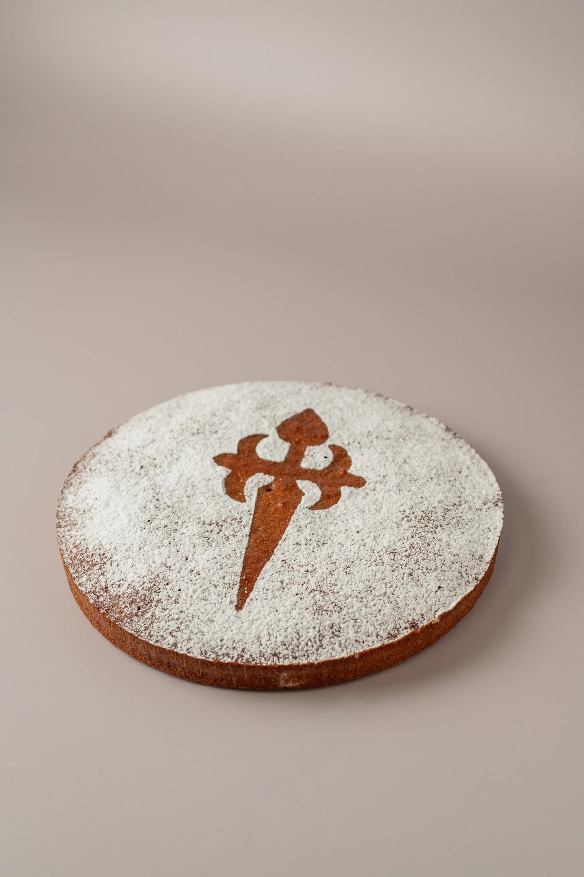 Tarta de Santiago tradicional gallega elaborada artesanalmente por NICOLINA en Madrid.
