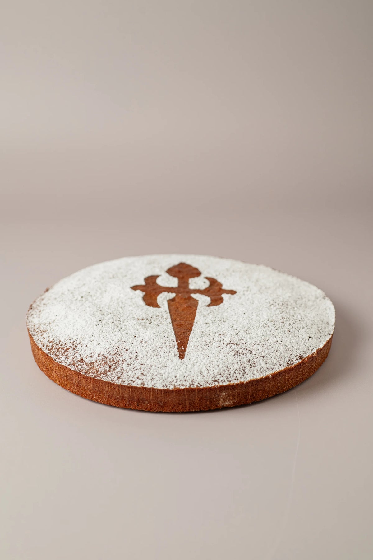 Tarta de Santiago artesanal de NICOLINA Madrid con azúcar glas y cruz tradicional gallega.
