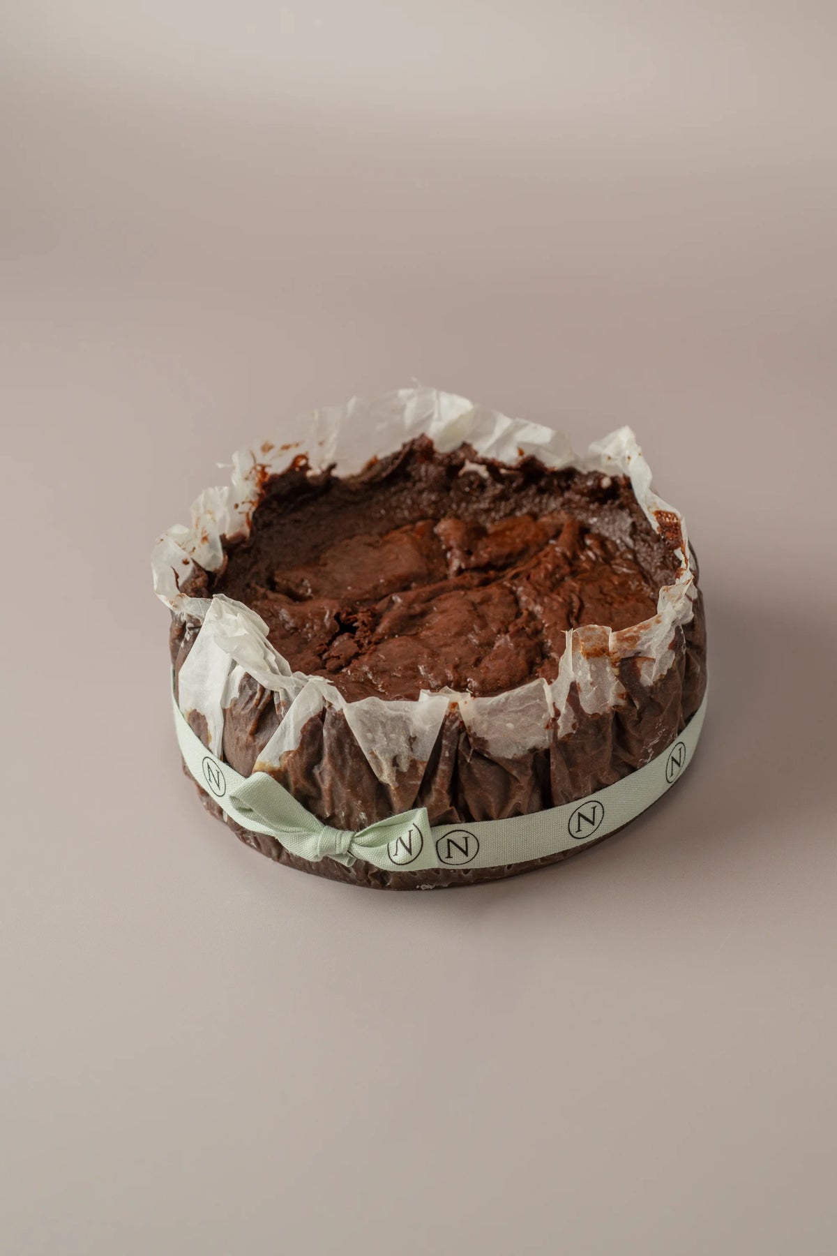 Tarta artesanal vegana de chocolate y queso de NICOLINA Madrid elaborada sin ingredientes de origen animal.
