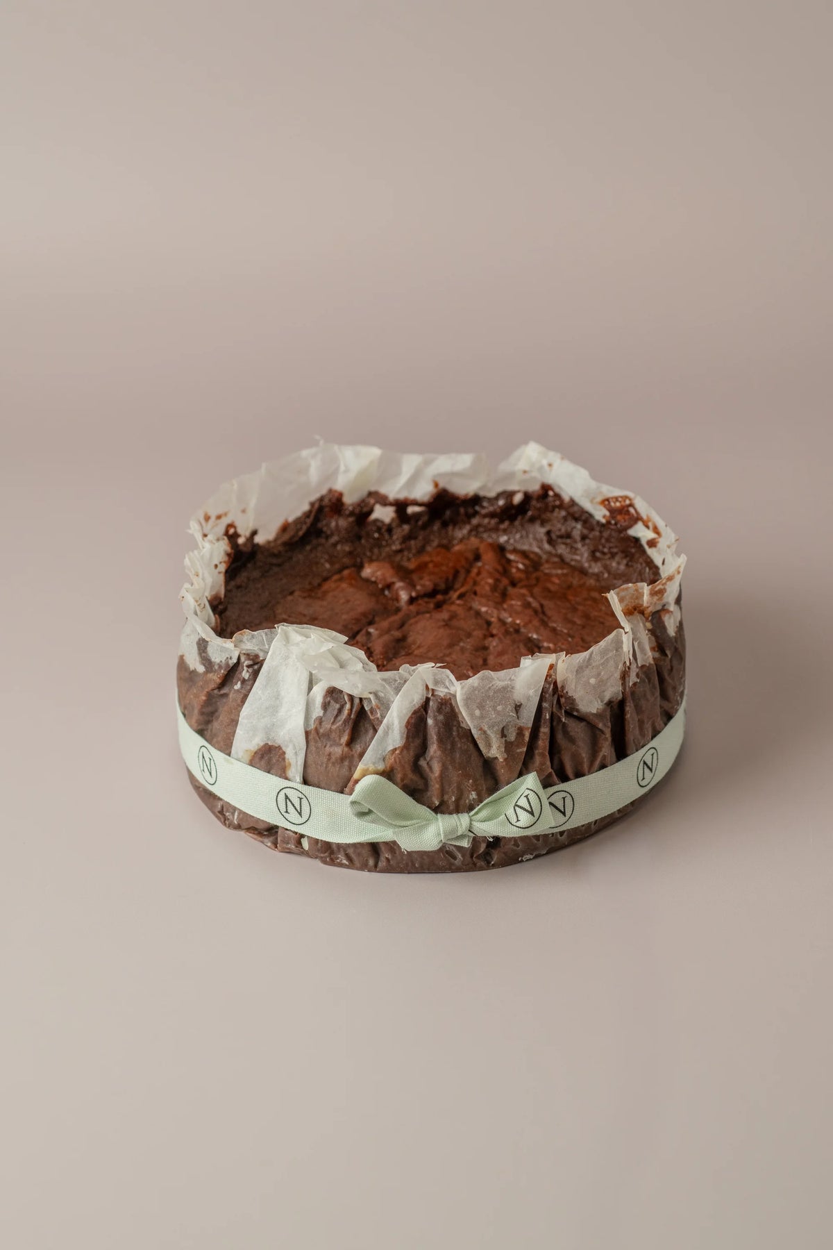 Tarta vegana de queso y chocolate sin gluten, sin lactosa de NICOLINA Madrid con textura cremosa y acabado artesanal.
