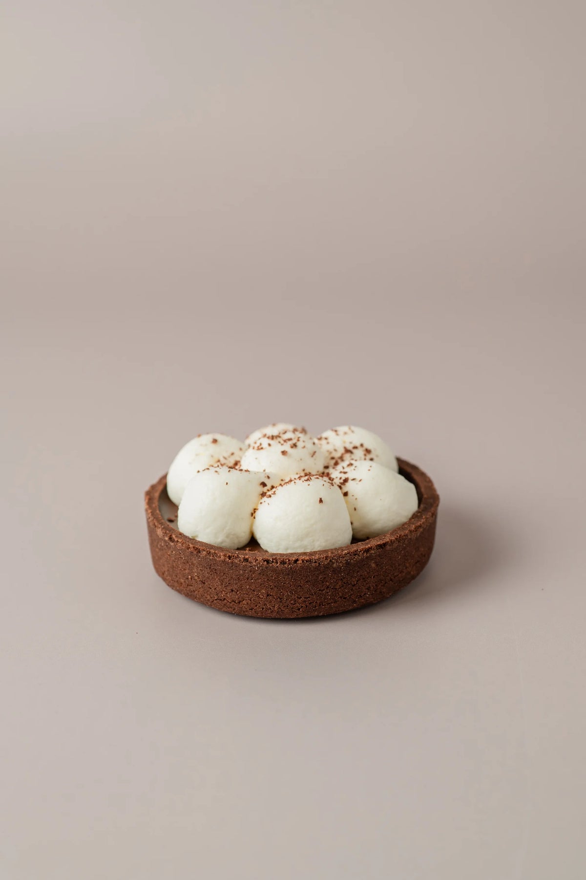 Tartaleta de chocolate y nata sin gluten, sin lactosa y sin azúcar con base de cacao crujiente y acabado cremoso.
