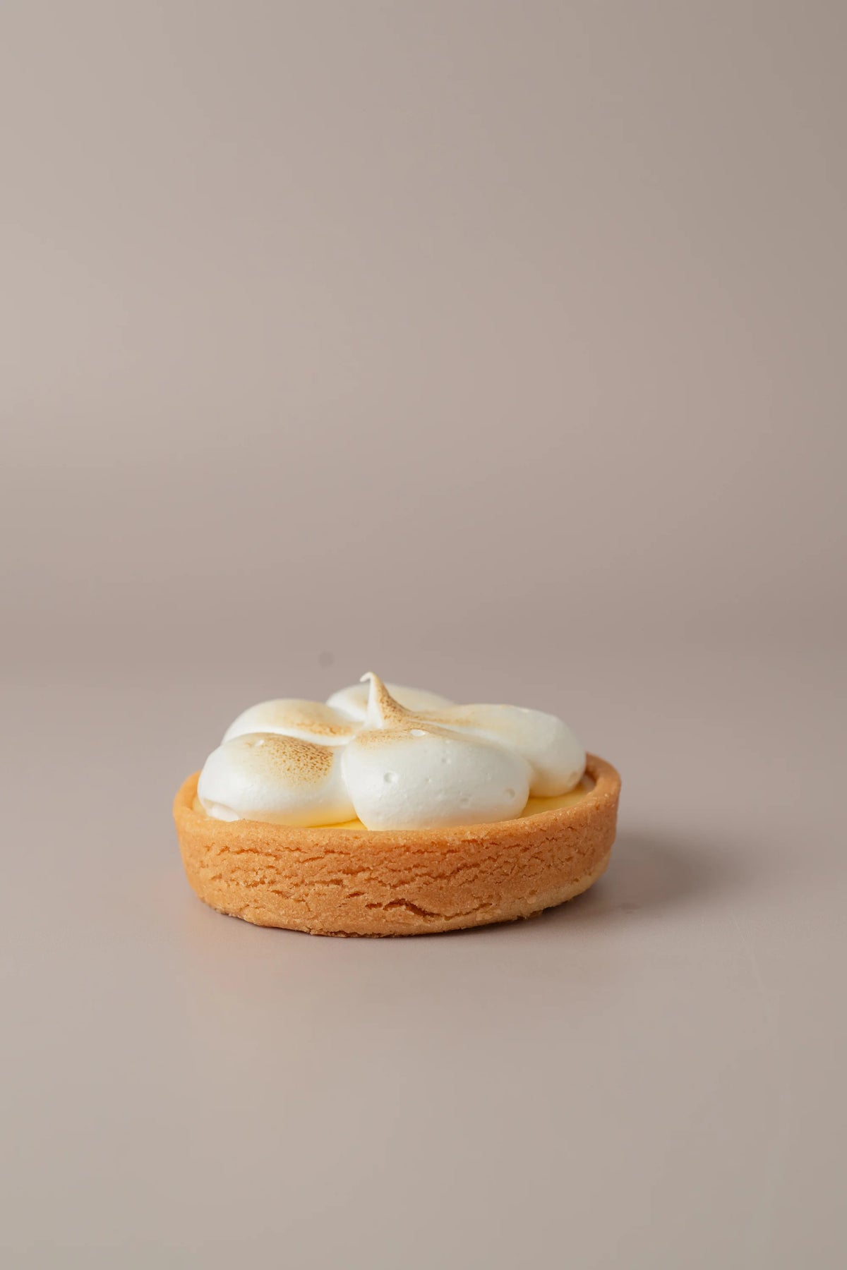 Tartaleta de limón sin gluten, sin lactosa y sin azúcar con crema cítrica suave y cobertura ligera.
