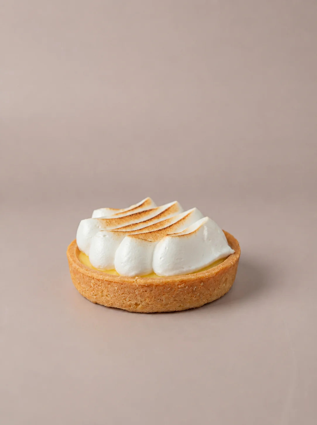 Tartaleta de maracuyá sin gluten, sin lactosa y sin azúcar con base crujiente y merengue tostado artesanal.
