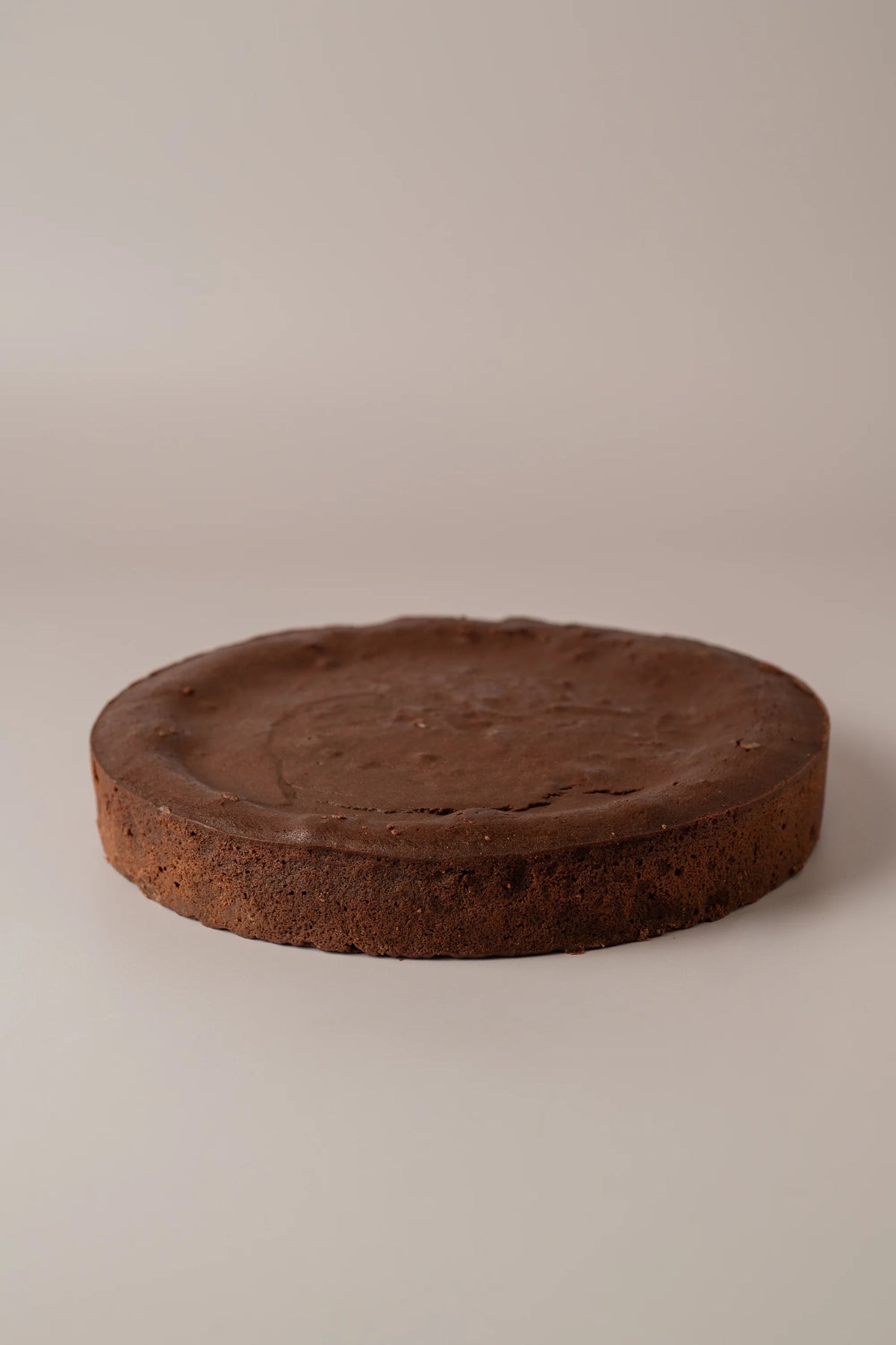 Volcán de chocolate sin gluten y sin lactosa de NICOLINA Madrid, con acabado artesanal y textura húmeda de cacao.
